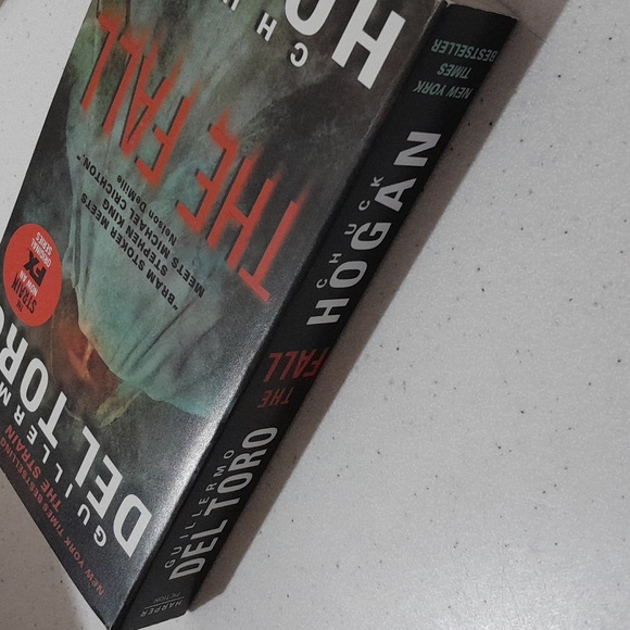 The Fall Paperback Book by Guillermo Del Toro & Chuck Hogan - Picture 3 of 4